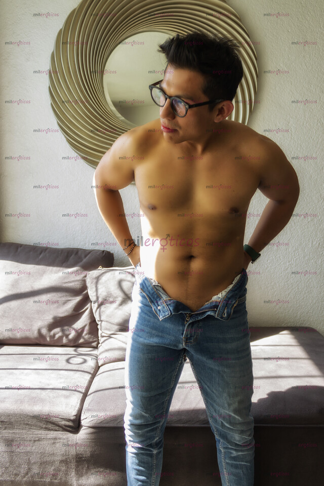 FOTOS DE LATINO MORENO PASIVO CON BUENA VERGA. TRATO DE NOVIOS