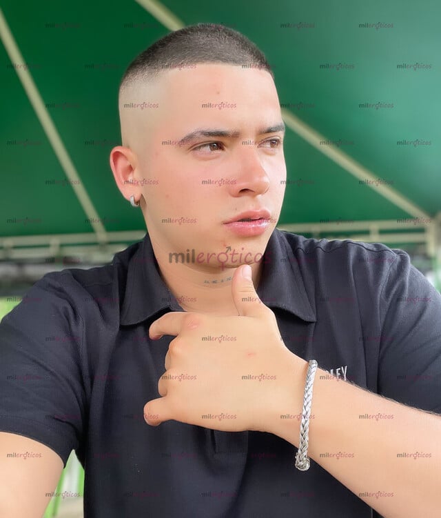 FOTOS DE MACHO COLOMBIANO MUY GUAPO DISPUESTO A COMPLACERTE CON UNA VERGOTA Y MUCHA LECHE