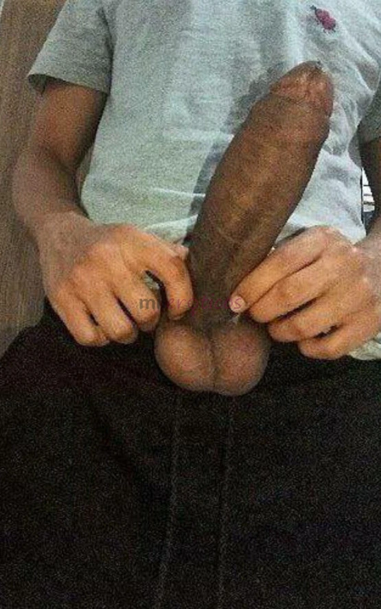 Sou moreno alto corpo atletico disponivel para te dar prazer piroka grossa veiuda e macia torneado gostosao pes grandes para quem tem feitiche realizo...