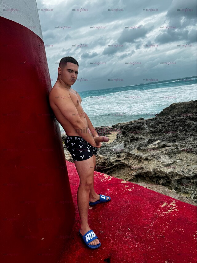 FOTOS DE MACHO COLOMBIANO MUY GUAPO DISPUESTO A COMPLACERTE CON UNA VERGOTA Y MUCHA LECHE