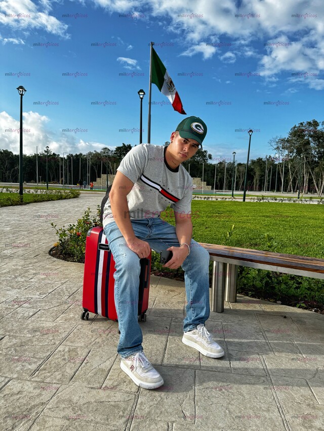 FOTOS DE MACHO COLOMBIANO MUY GUAPO DISPUESTO A COMPLACERTE CON UNA VERGOTA Y MUCHA LECHE