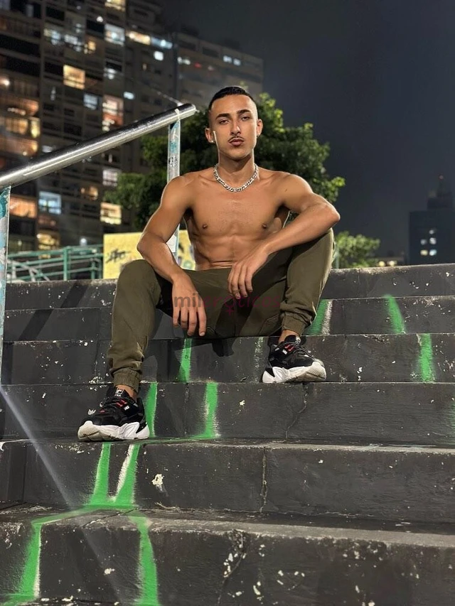 Seja bem vindo a ao meu perfil para quem procura um atendimento de qualidade e excelencia parabens voce encontrou meu nome e vinicius tenho 24 anos te...