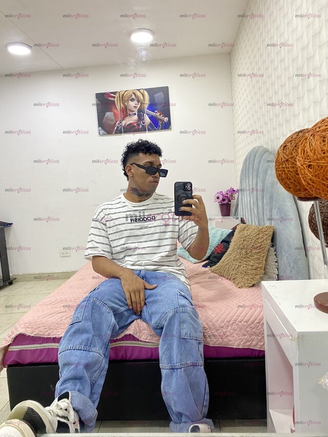 FOTOS DE MORENO, BISEXUAL, RECIÉN EXPERIMENTADO CON MANES, VERGA GRUESA, FULL COMPLACIENT