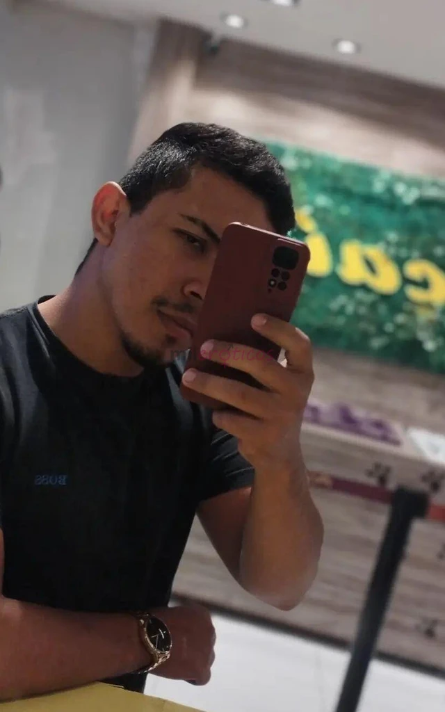 Gigolo e acompanhante somente para mulheres sem local jantares festa etc ola me chamo yuri sou um gigolo profissionalamo o que faco sou hetero so saio...