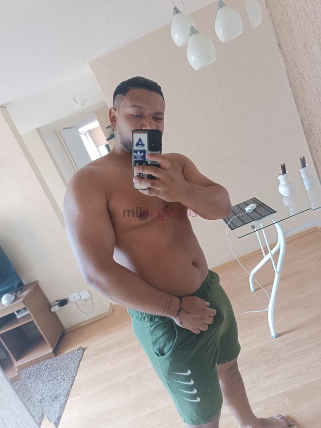 Servicio de masaje tantrico relajante y contractura te por esta semana a 15 mil cuento con lugar y tambien a domicilio depende la zona y la hora me ub...