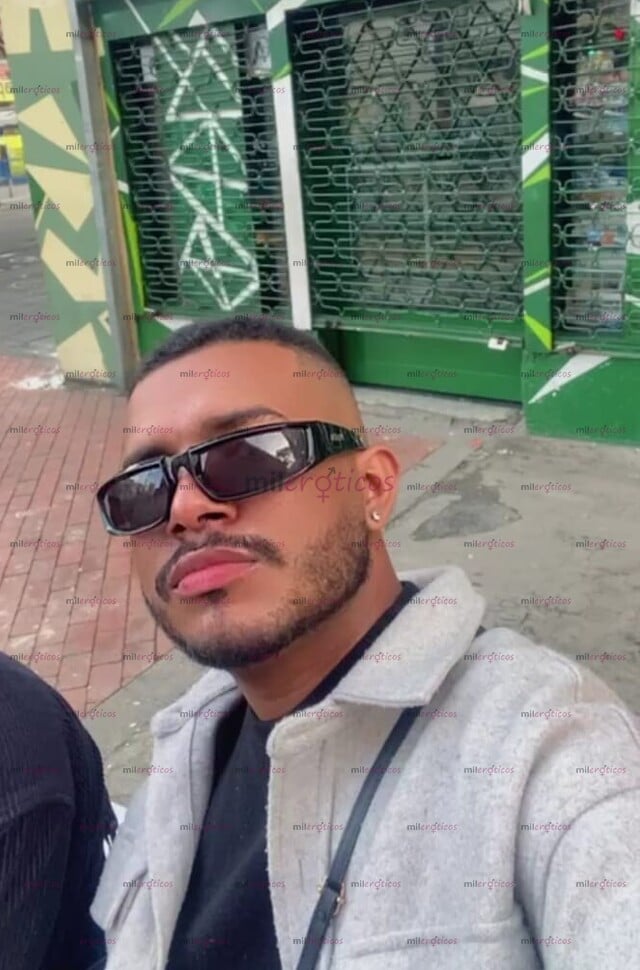 FOTOS DE MORENO ALTO GRUESO ROMPE CULOS SIN LÍMITES DE PASO POR LA CIUDAD
