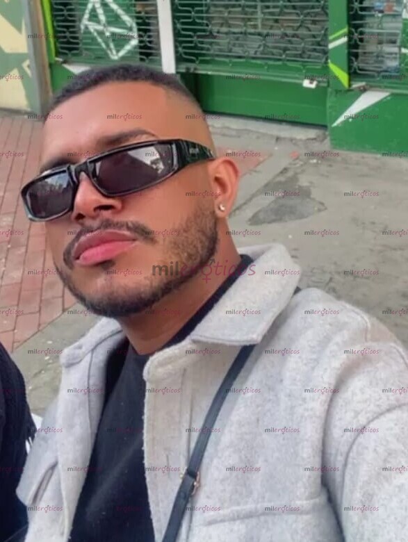 FOTOS DE MORENO ARRECHO ALTO GRUESO LLEGO PARA CONSENTIRLO COMPLETICO CON LA VERGA