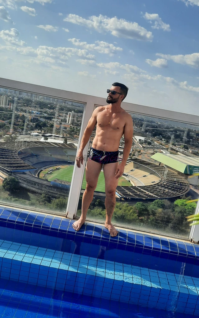 Ola eu me chamo gabriel costa tenho 36 anos olhos e cabelos castanhos branco 1 78 alt peso 75 kgs bem distribuidos dote 20 cm versatil atv atendo em m...