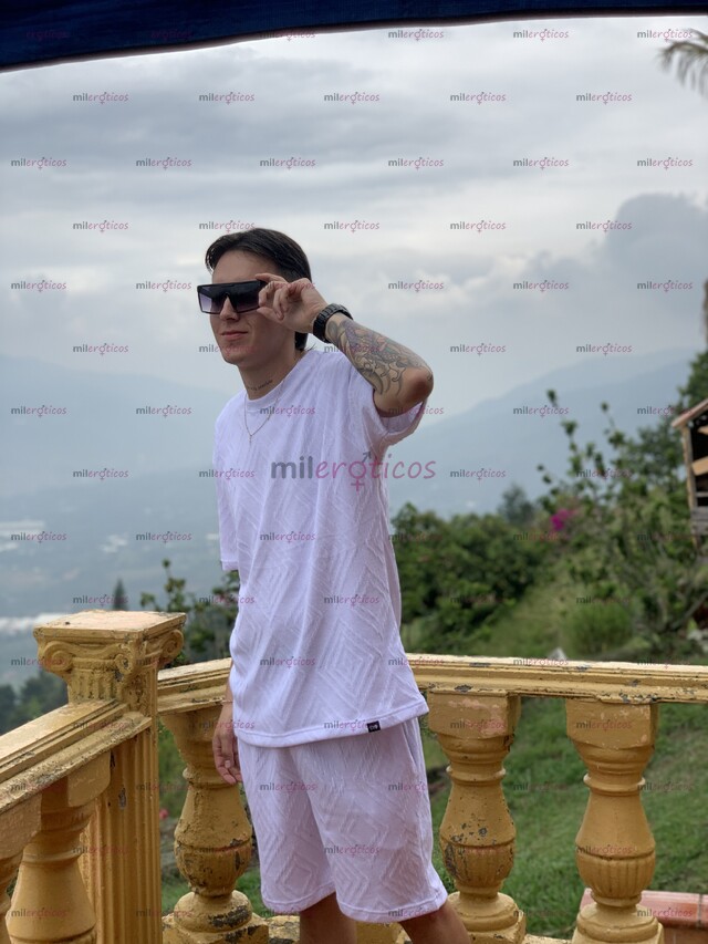 FOTOS DE JOVEN DELGADO, DOTADO NUEVO EN LA CIUDAD