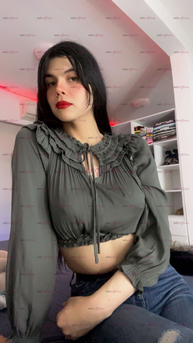 FOTOS DE HERMOSA CHICA TRANS DELGADA, ALTA Y BLANCA CABELLO LARGO.