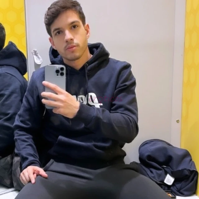 Ola sou romildo velaz acompanhante pra pessoas de bom gosto e queira algo bem discreto realizo suas fantasias mais picantes so entrar em contato se re...