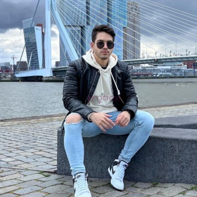 Ola sou romildo velaz acompanhante pra pessoas de bom gosto e queira algo bem discreto realizo suas fantasias mais picantes so entrar em contato se re...