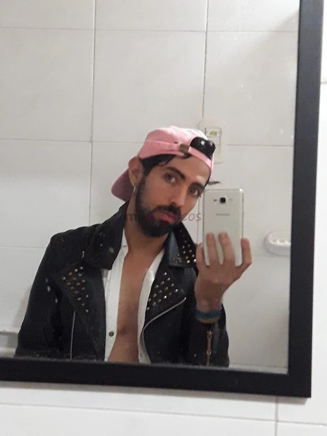 Hola como estas soy matias estoy de paso por santiago aca persona reservada simpatico super caliente en la cama y muy buen conversador si lo que busca...
