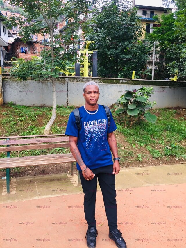 FOTOS DE HOMBRE NEGRO ATRACTIVO Y JOVEN CON TODOS LOS FETICHES PARA TI