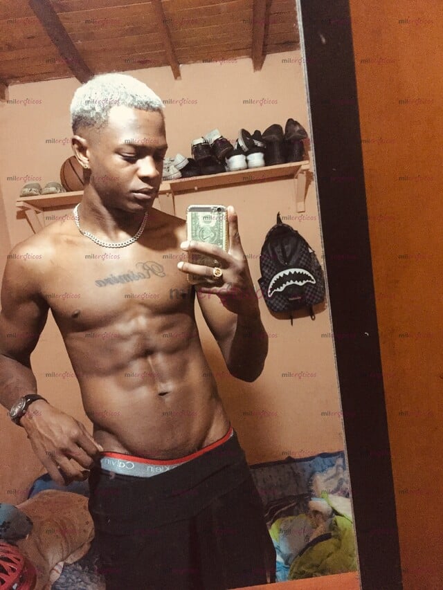 FOTOS DE HOMBRE NEGRO ATRACTIVO Y JOVEN CON TODOS LOS FETICHES PARA TI