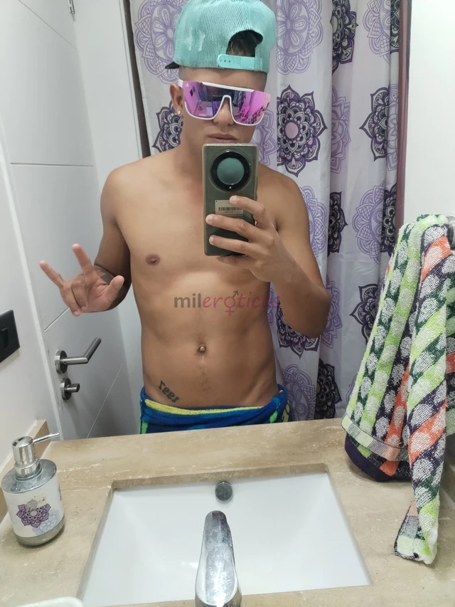 Hola soy scort venezolano full complaciente tengo 26 anos y vivo en el centro de santiago educado y con verga de 17 cm y buen culo aguantador tambien...