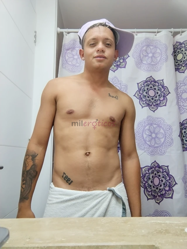 Hola soy scort venezolano full complaciente tengo 26 anos y vivo en el centro de santiago educado y con verga de 17 cm y buen culo aguantador tambien...