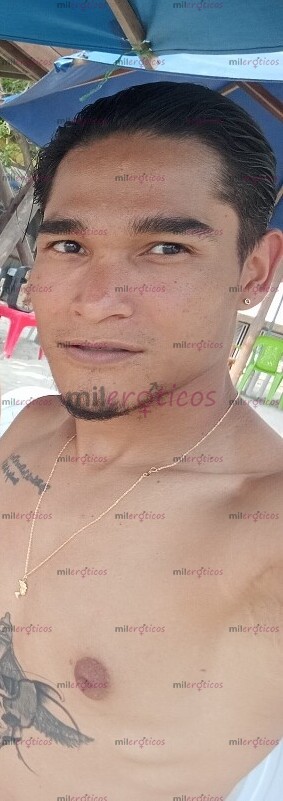 FOTOS DE 1SKINNY DARK HAIRED MAN EDUCATED, GOOD SMELL, GOOD TREATMENT WITH SPACE AND PARK