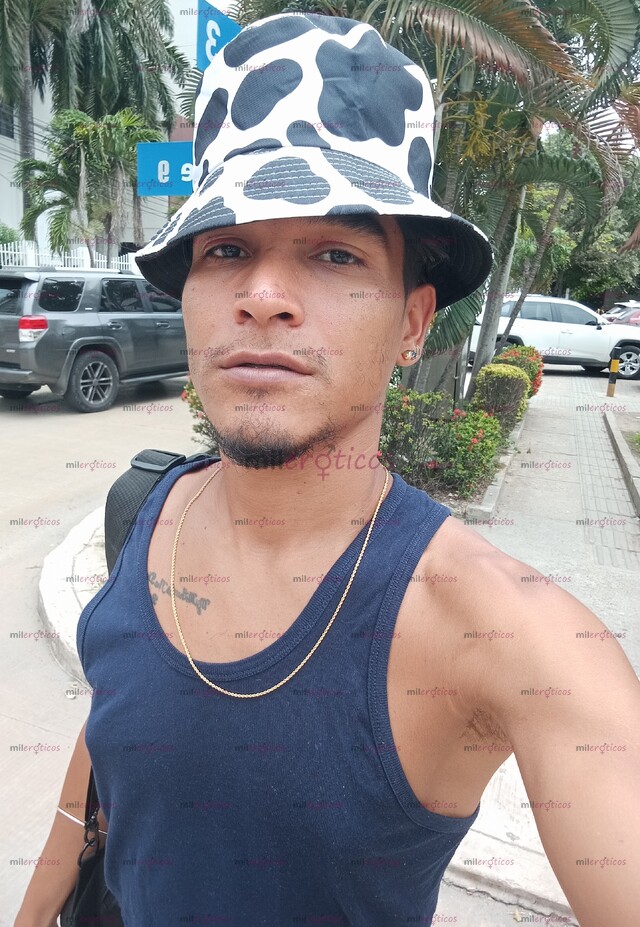 FOTOS DE 1SKINNY DARK HAIRED MAN EDUCATED, GOOD SMELL, GOOD TREATMENT WITH SPACE AND PARK