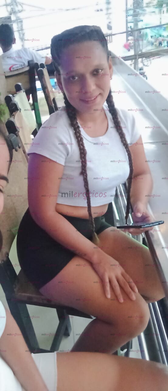 FOTOS DE HOLA SOY UNA CHICA AMABLE DE BAJA ESTATURA, OJOS CLAROS SENOS PEQUEÑOS