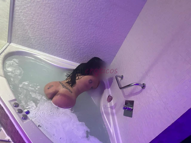 Soy jenyffer una linda mujer con una vagina jugosa apretadita dispuesta a darte un rico servicio sere una buena amante are todas las poses que gustes...