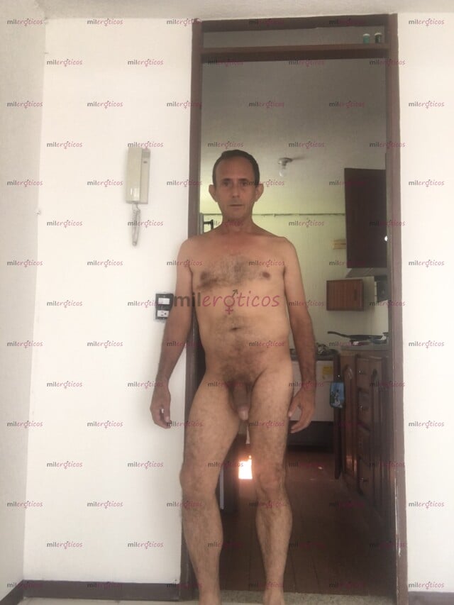 FOTOS DE MADURO Y SU CURVO CHIMBO ENGRASADO PARA IR DIRECTO A TU CULO
