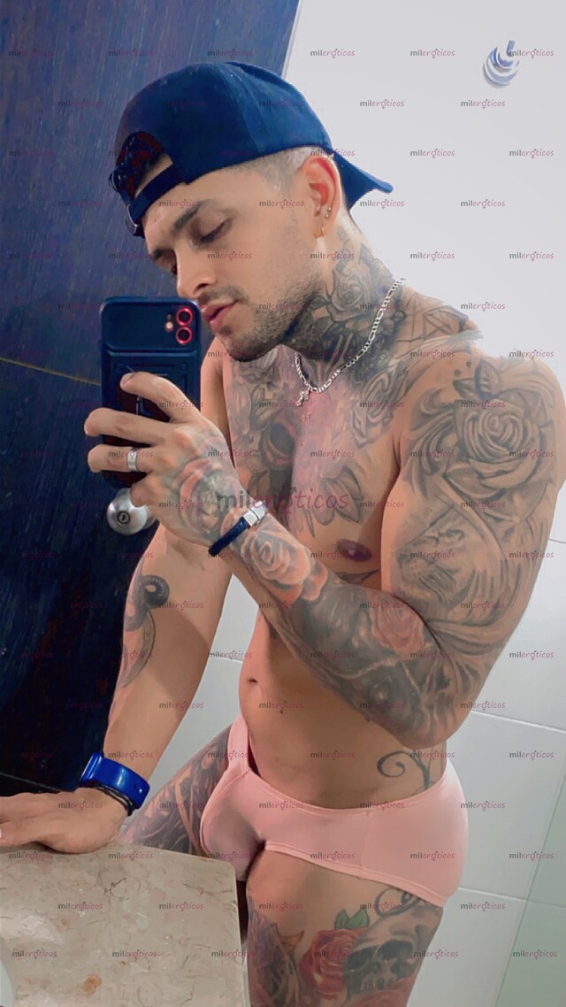 FOTOS DE ANDO DE PASO. MAN VERSÁTIL TATTUADO CON BUENA VERGA