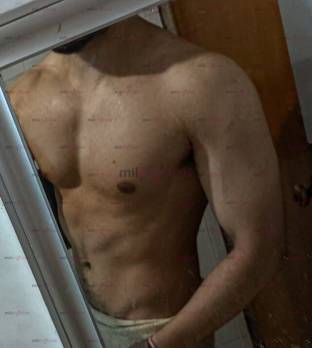 FOTOS DE JOVEN VIGOROSO ATLÉTICO DOTADO. BUENA COGIDA PARA MADURAS DESATENDIDAS