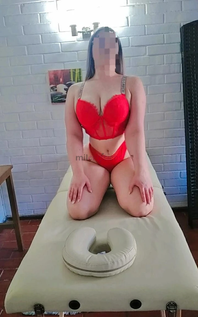Hola amor me llamo ariela soy una rubia erotica masajista me destaco por mis ricos masajes profesionales eroticos relajantes descontracturante cuerpo...
