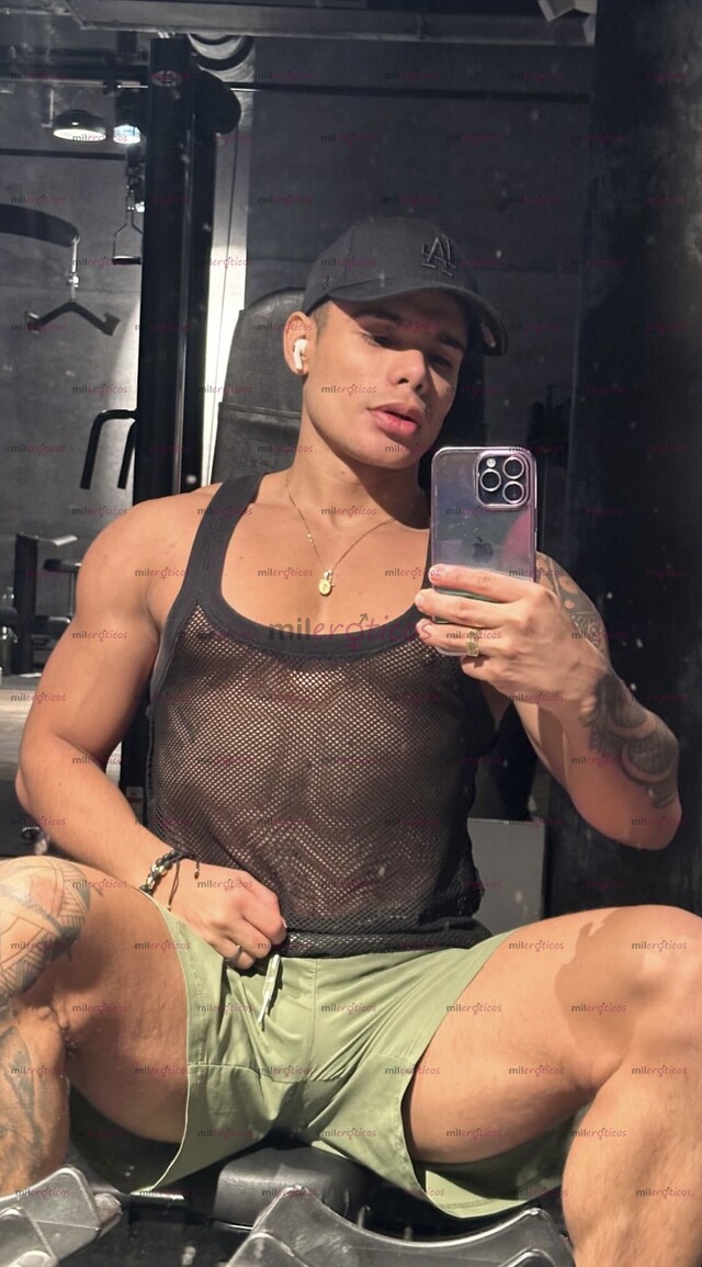 FOTOS DE JOVEN CON CUERPO ATLÉTICO MUY CALIENTE CON UN VERGON Y BUEN CULO