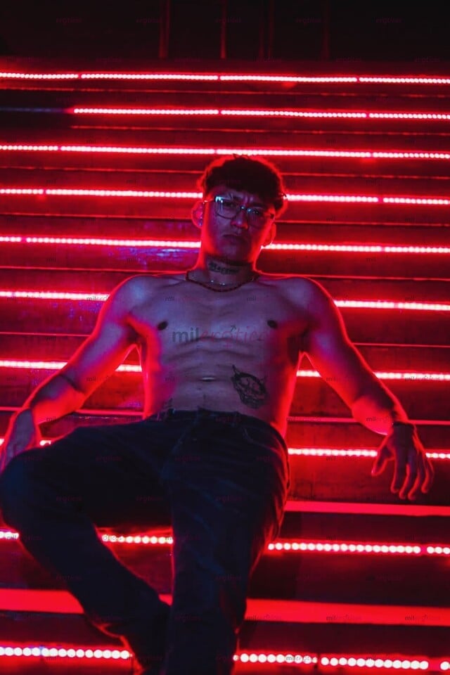 FOTOS DE ERIK , CHICO FITNESS ,DOTADO .19 AÑOS, TATUADO Y CALIENTE