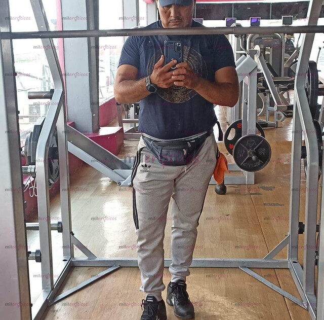 FOTOS DE MADURO DE CUERPO ATLÉTICO DISPUESTO A CUMPLIR TUS FANTASÍAS