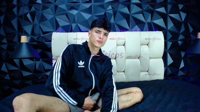 FOTOS DE JOVEN POLLO ADICTO AL PLACER (19 CM) LECHERO Y CON GANAS DE DAR LECHE