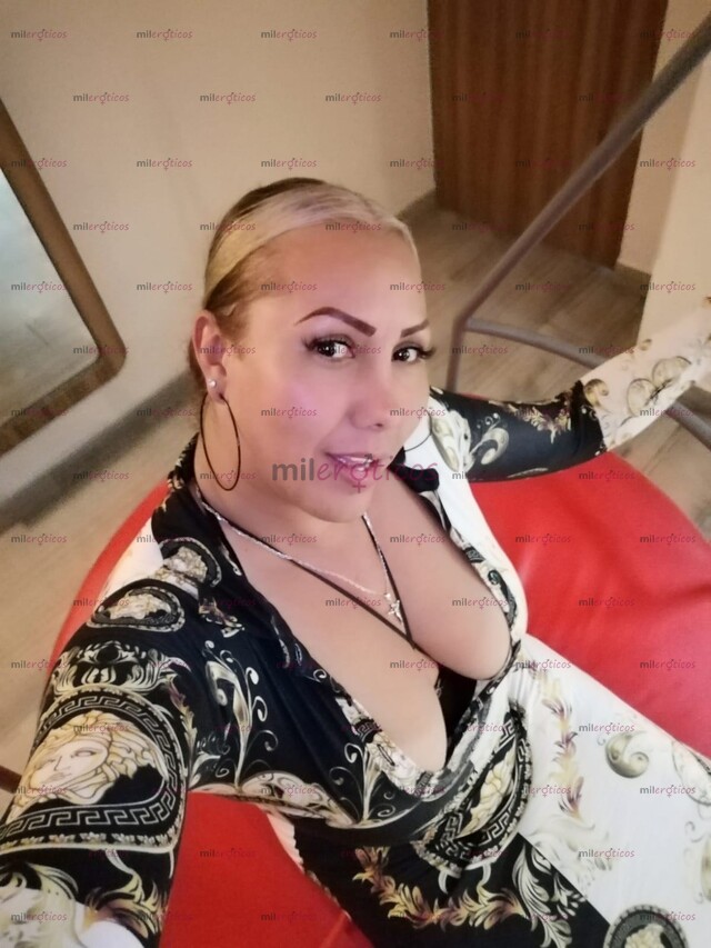 FOTOS DE KENYA RENDÓN.....................UNA DAMA EN LA CALLÉ, UNA PUTA EN TU CAMA.