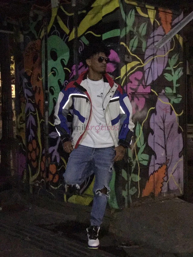 Hola soy xavi un acompanante para todo tipo de momentos atento protector e y educado dispuesto hacer lo que manda la reina versatil alegre y complacie...