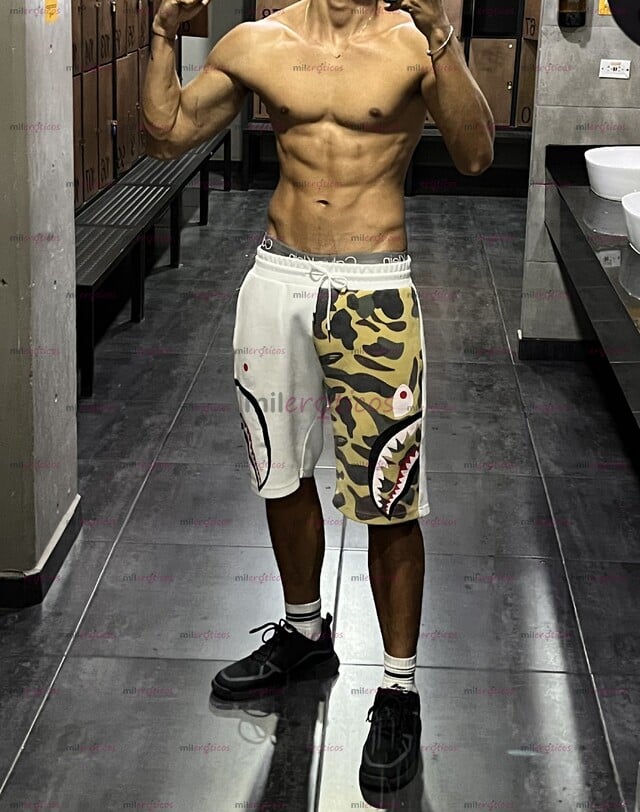FOTOS DE VERSATIL MASC CUERPO ATLÉTICO SERIO Y VARONIL DE CLÓSET CUERPO Y CULO LAMPIÑO