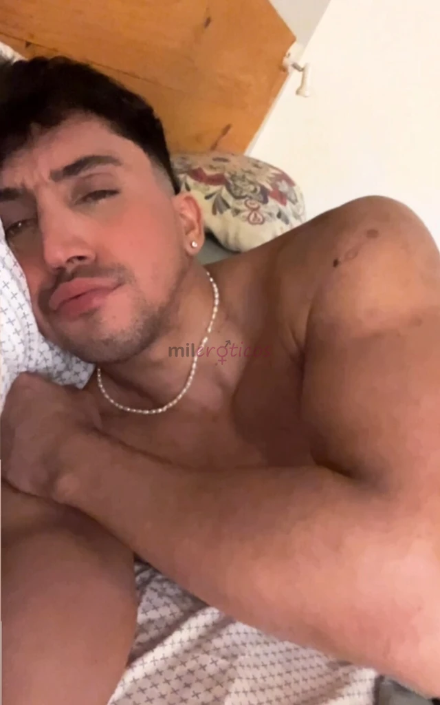 Tengo 28 anos amp amp mido 1 77 estatura excelente cuerpo 20 cm y buen culo amp piernas gruesasofrezco besoscaricias amp sexo fuerte o suavesexo oral...