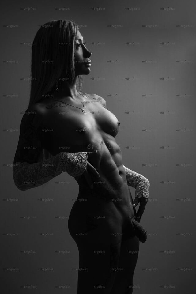 FOTOS DE MARCADA, BRONCEADA Y TATUADA ACTRIZ PORNO INTERNACIONAL E INFLUENCER.