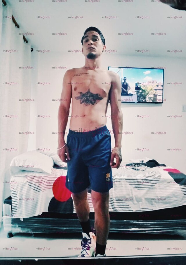 FOTOS DE 1SKINNY DARK HAIRED MAN EDUCATED, GOOD SMELL, GOOD TREATMENT WITH SPACE AND PARK