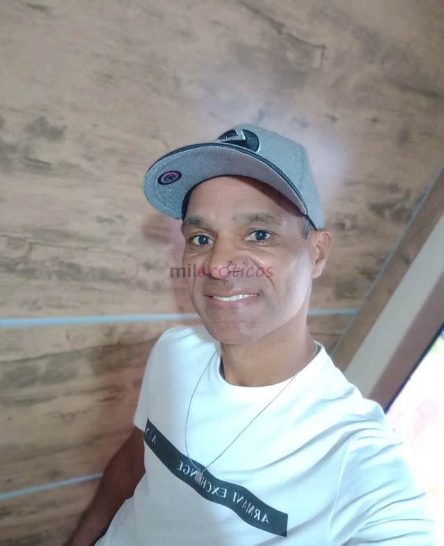 Pra que nos prender em relacionamentos preto e branco se podemos ter uma bela amizade colorida aqui e o moreno simpatico carinhoso gentil e cheio de a...