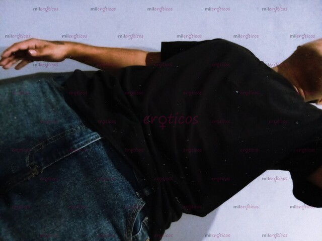 FOTOS DE JOVEN UNIVERSITARIO GUAPO Y CALIENTE DISPUESTO A SATISFACERTE COMO SE DEBE MAMI