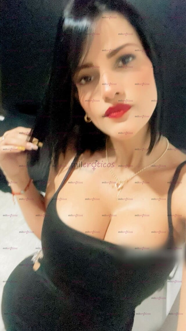 FOTOS DE MUÑEQUITA, FEMENINA, COMPLACIENTE Y DOTADA. UNA DAMA Y UNA PERRA EN LA CAMA
