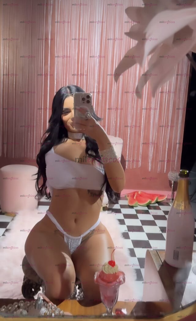FOTOS DE MUÑEQUITA, FEMENINA, COMPLACIENTE Y DOTADA. UNA DAMA Y UNA PERRA EN LA CAMA