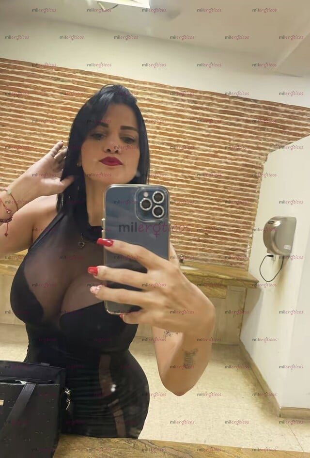 FOTOS DE MUÑEQUITA, FEMENINA, COMPLACIENTE Y DOTADA. UNA DAMA Y UNA PERRA EN LA CAMA