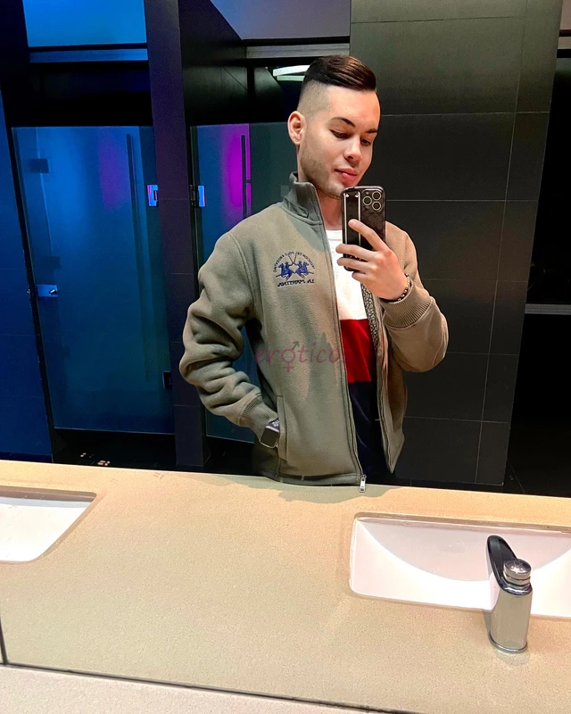 Hola soy johny chico colombiano bisexual versatil dotado full morboso con 20 cm de dotacion y excelente ereccion amp buen culo cuento con departamento...