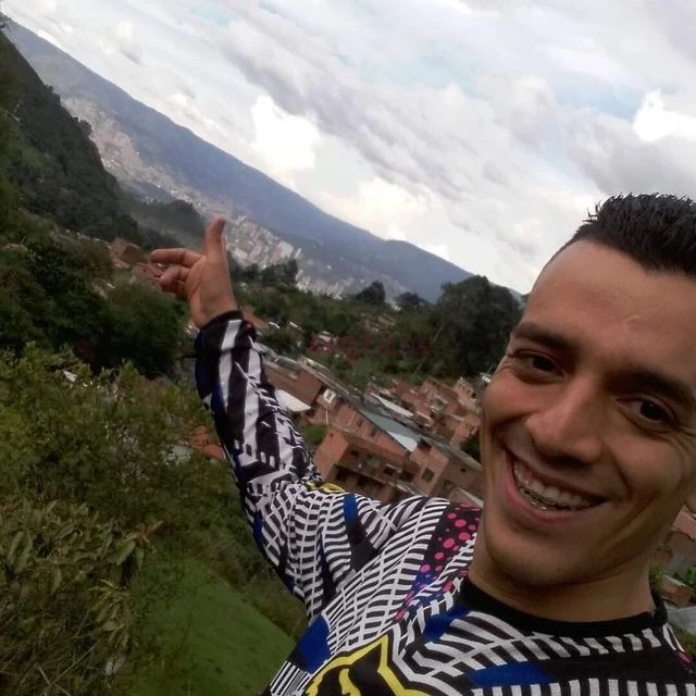Sou uma pessoa muito excentrica na cama adoro fetiches gosto muito de agradar o cliente gosto de disciplina acima de tudo respeito e seriedade soy col...