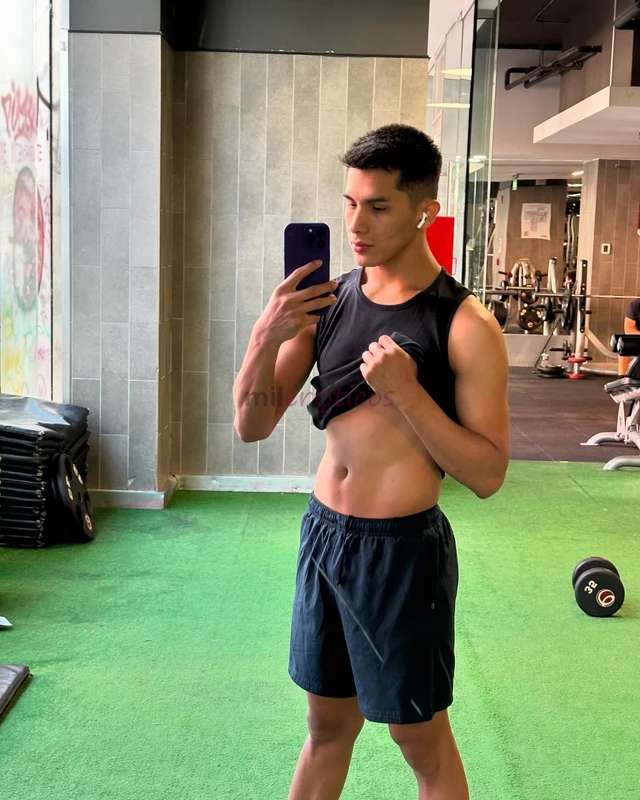 Holasoy versatil y hago un solo rol sea bien activo o pasivotengo una buen tamano de pene y bonito trasero o culo tengo una estatura de 1 70piel trigu...