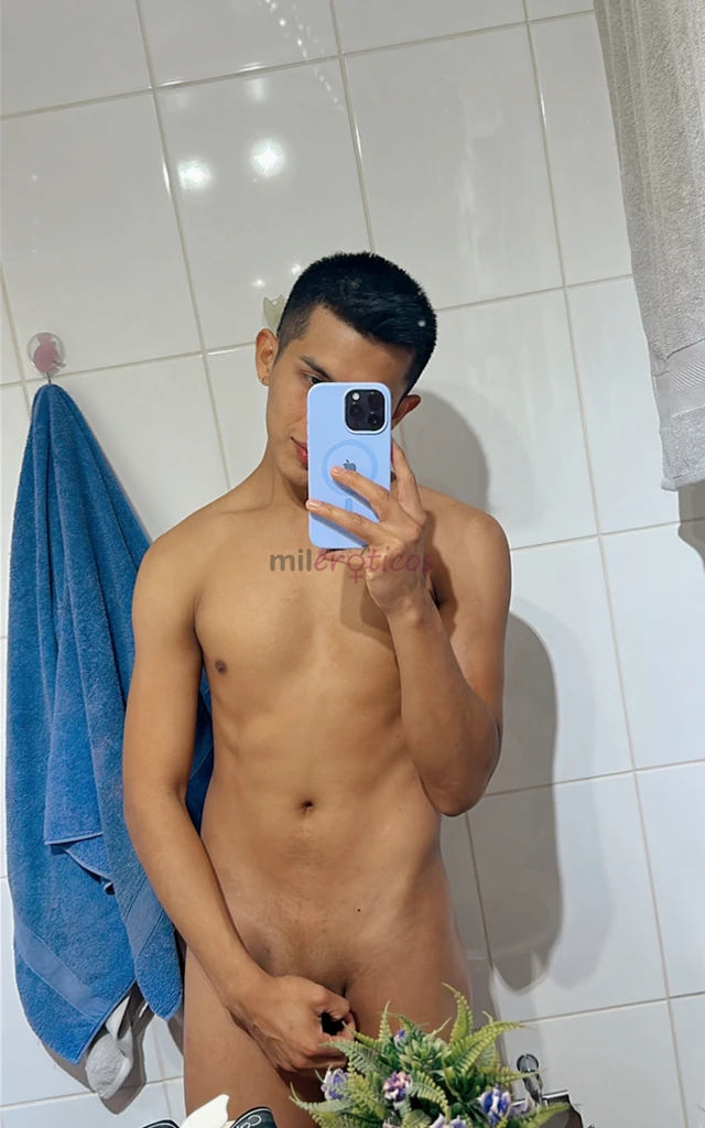 Holasoy versatil y hago un solo rol sea bien activo o pasivotengo una buen tamano de pene y bonito trasero o culo tengo una estatura de 1 70piel trigu...