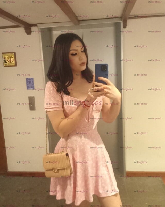 FOTOS DE ENCANTADORA TRANSEXUAL FEMENINA CON UN CARAMELO DE 18 CM