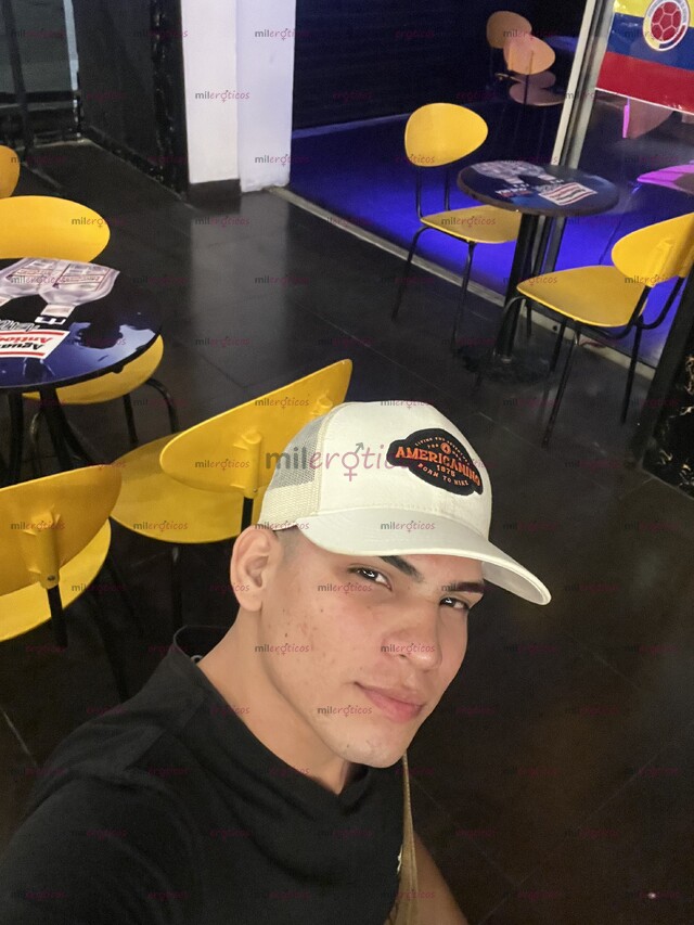 FOTOS DE CONTENIDO EXCLUSIVO DE CHICO DOTADO CON CUERPO DE ATLETA ESTOY PARA COMPLACERTE